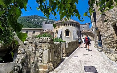 DE SAINT-GUILHEM-LE-DÉSERT À LODÈVE SUR LE GR®653 VOIE D'ARLES VERS COMPOSTELLE