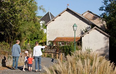 Sentier à travers champs, forêts, vallées sèches