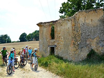 PUIMOISSON - Les Cabanons du plateau à VTT