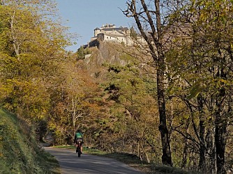 CHÂTEAU-QUEYRAS en gravel - Montbardon, un village perché