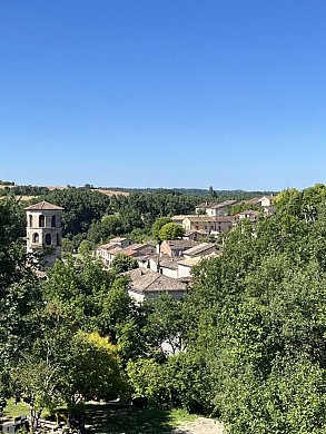 Sur les coteaux entre vignes et pierres levées