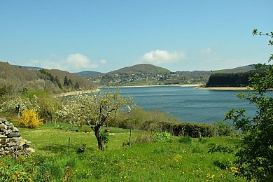 La presqu'île par le bord du lac