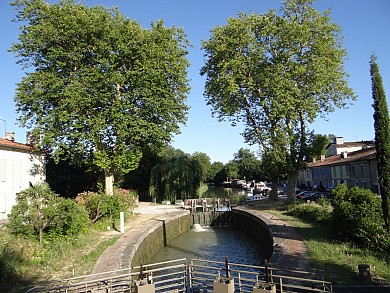 EN PASSANT PAR LES AGALS