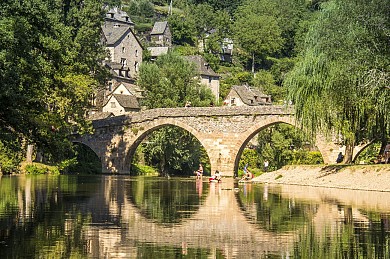 Le Tour de Belcastel par la passerelle