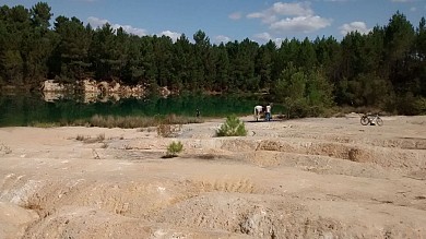 A cheval grande boucle au lac de la grotte des ...