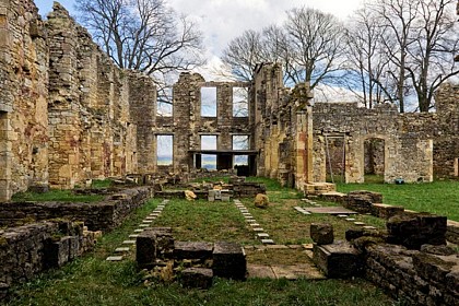 Autour des ruines du Château de Montquinquin
