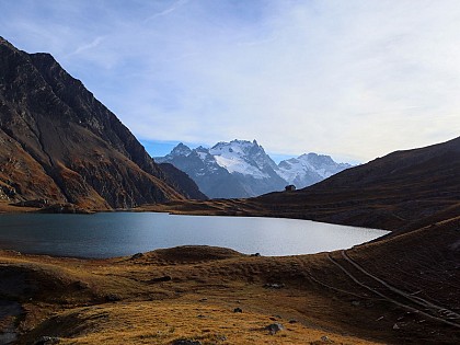 Goleon Lake and Hut