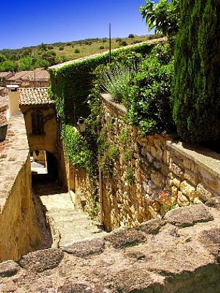 Rognes : Flâneries entre pierres et jardins