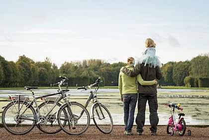 A vélo, entre la Cité des géants et le Château de Beloeil