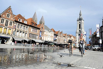 Cycling between the five-steepled city and waterways