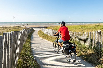 Balade à vélo électrique au bord de la mer par Cabourg jusqu'à Beuvron-en-Auge, plus beau village de France