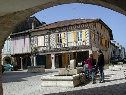 Damazan, la bastide du Canal de Garonne