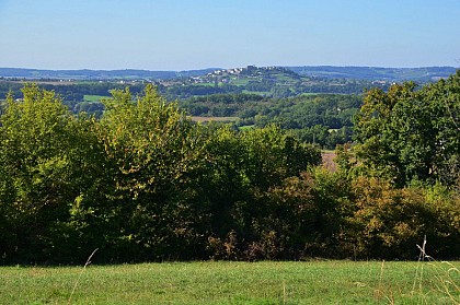 Paulhiac, avec vue sur le château de Biron et la bastide de Monflanquin