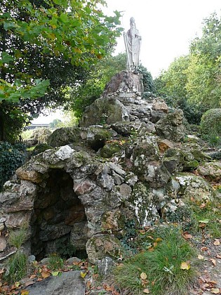 Walking trail of the Fountain Saint-Clair