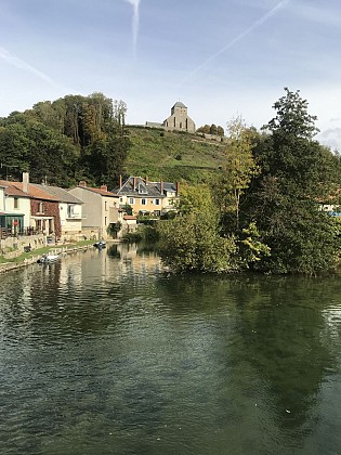 Circuit pédestre "Forteresse de Dun-le-Chastel" au départ de l'office de tourisme