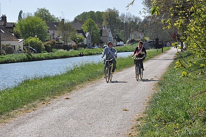 A waterside bike ride along the Loing Canal