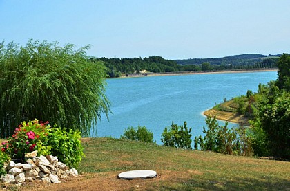 Du lac de l'Escourroux vers les coteaux de vignes