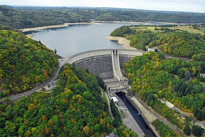 Lac de Bort les Orgues (1073 ha)