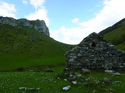 LE CASQUE DE LHÉRIS PAR LA FONTAINE DE CRASTES