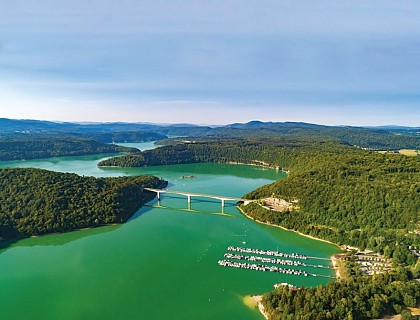 Lac de Vouglans Les falaises de Surchauffant