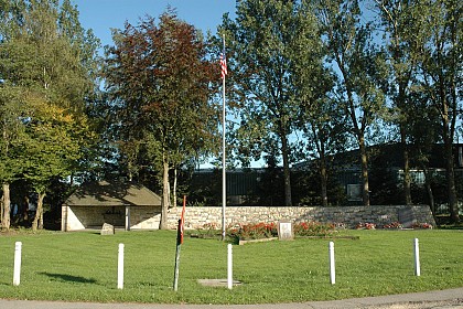 Malmedy 25 - Baugnez, autour d'un mémorial