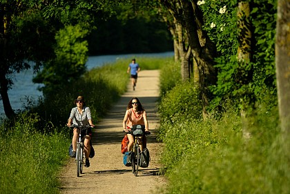 Voie verte en bord de rivière La Sarthe entre Le Mans et Arnage