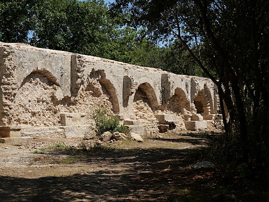 Les vestiges de l'aqueduc romain Vers pont du Gard