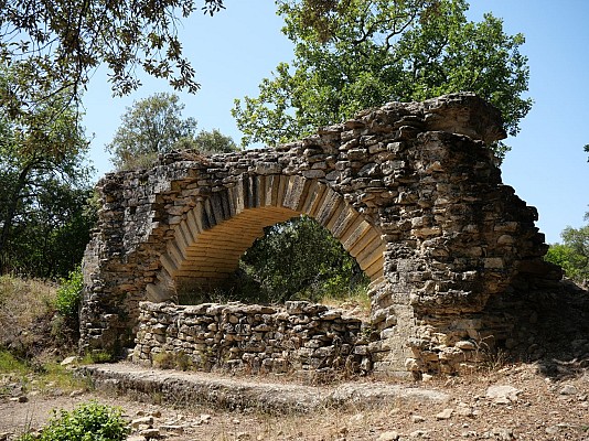 Les vestiges de l'aqueduc romain Vers pont du Gard