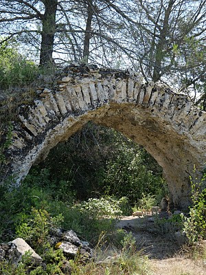 Les vestiges de l'aqueduc romain Vers pont du Gard