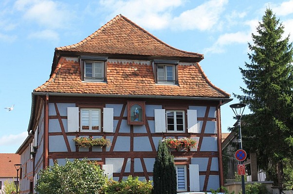 Maison à toiture à combles brisés