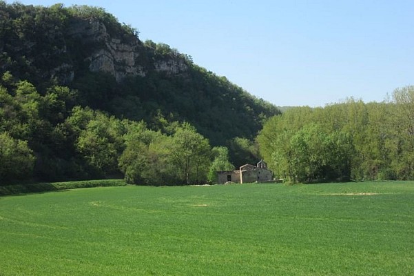 Vue de la chapelle St-Projet depuis le chemin.