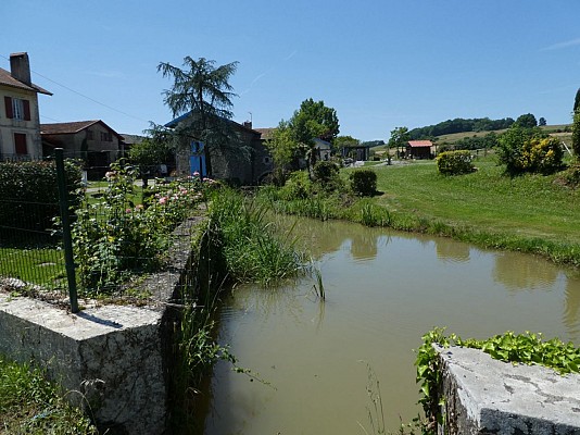 Vue sur le canal du moulin à Labastide-Villefranche