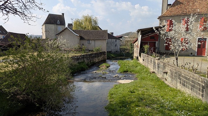 Vue sur le ruisseau de Goardère et le château médiéval de Lassalle