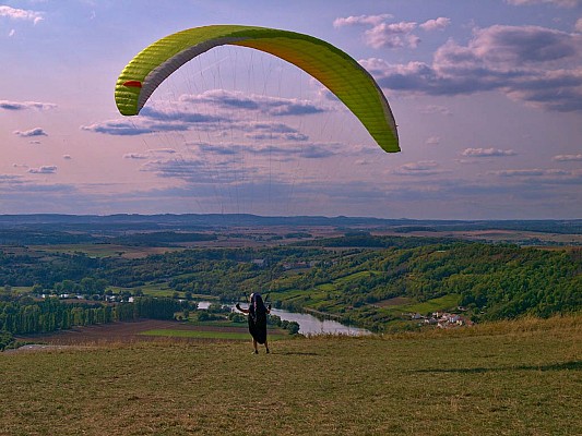 Parapente au décollage depuis le Stromberg