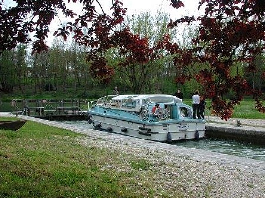 Buzet, un port entre Canal et Baïse