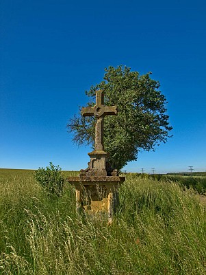 Croix au bord du chemin