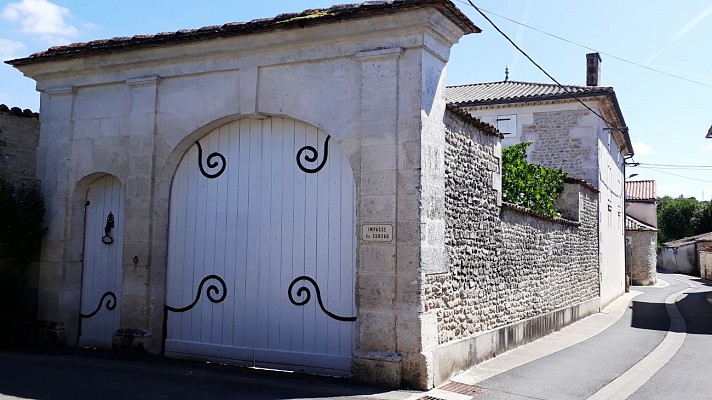 CHAMPNIERS-Viville-porche