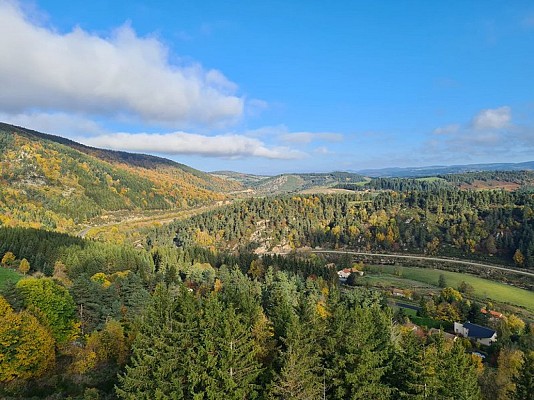 Panorama sur la vallée de l'Allier au sommet du Château de Luc
