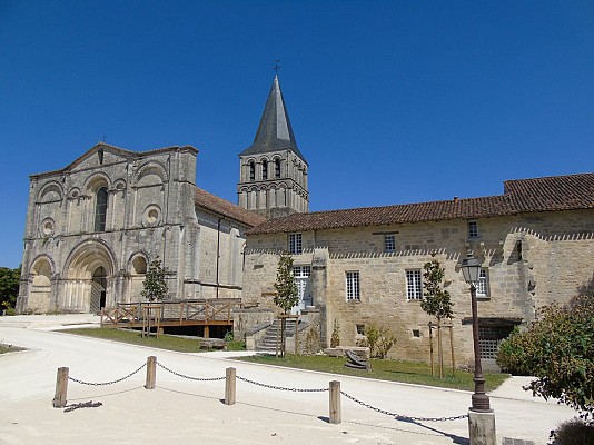 Abbaye vue de face - Saint-Amant-de-Boixe