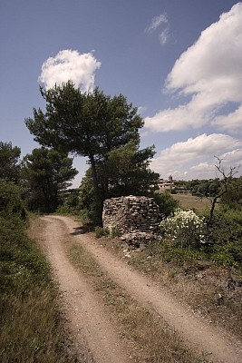 Villespassans capitelle et chemin
