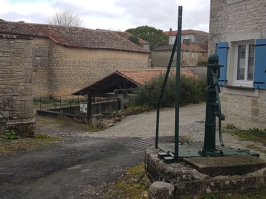 Lavoir et pompe de Tourriers