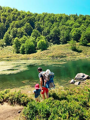 Famille au bord de l'étang