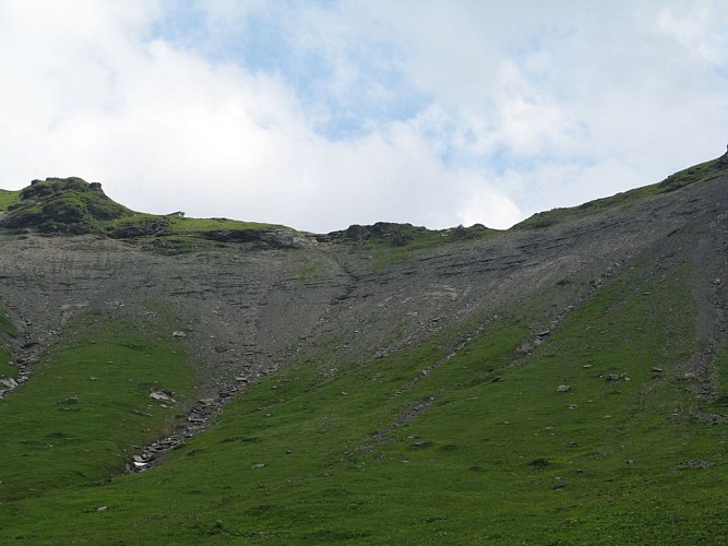 Le pierrier sur la face N-O du Col des Chaux (on voit la cabane)