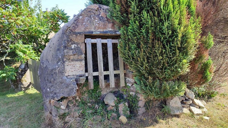 Ancien puits d'habitation en campagne