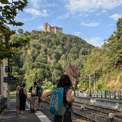 En attente du train avec vue sur la forteresse de Najac