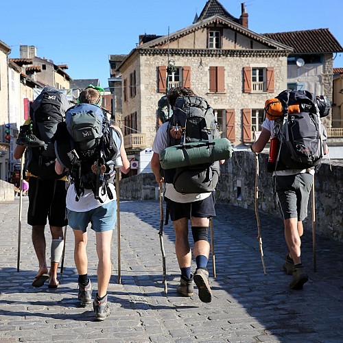 Pèlerins sur le pont des Consuls