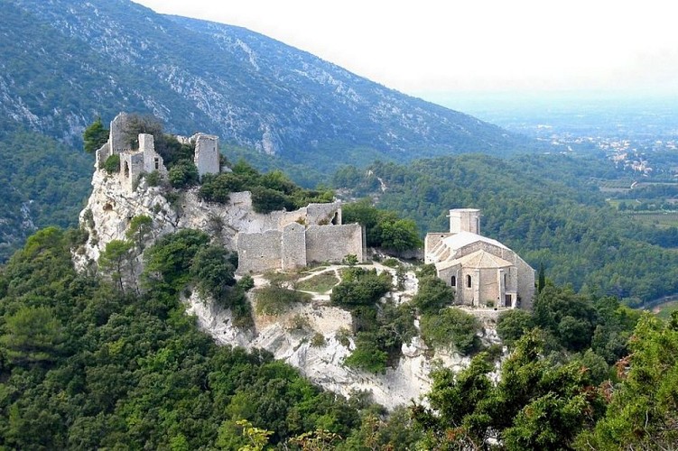 Oppède-le-Vieux et Maubec au loin