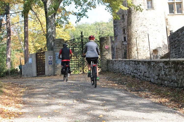 Devant le château de Charmes sur l'Herbasse