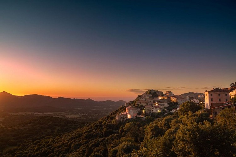 Village de Belgodere -r©AdobeStock_Jon Ingall-