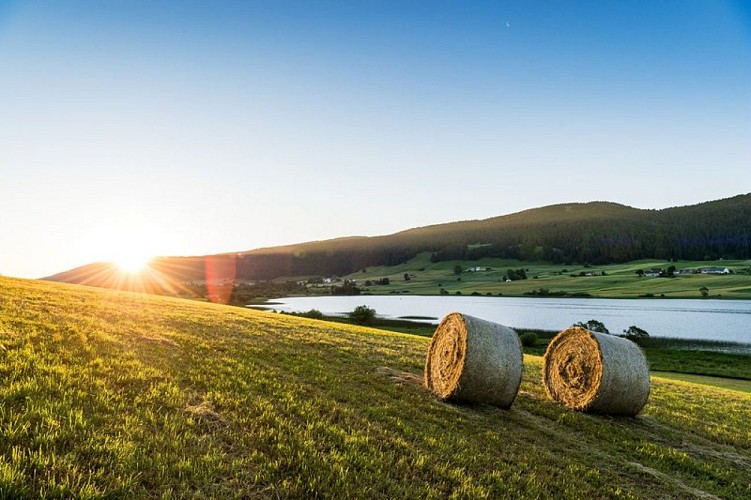 Balle de foin et lever de soleil sur le Lac des Rousses
